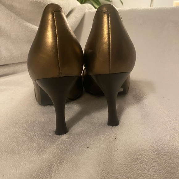 Beautiful and cute little bronze heels. - Picture 5 of 7